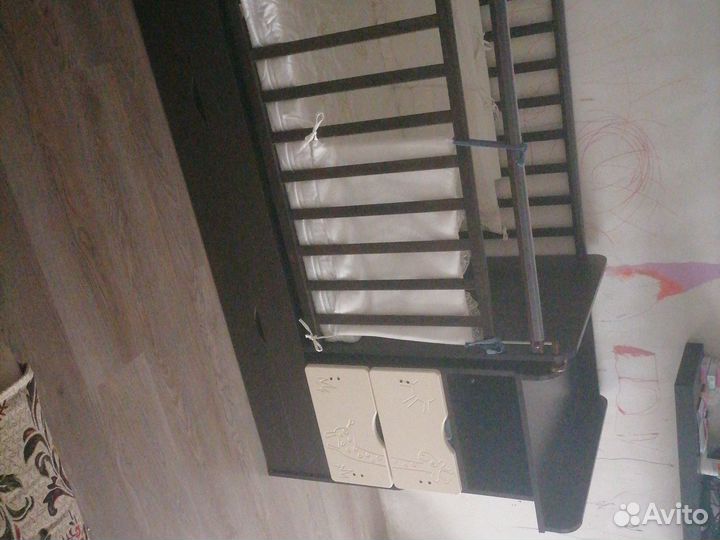 Детская кроватка с маятником и ящиком