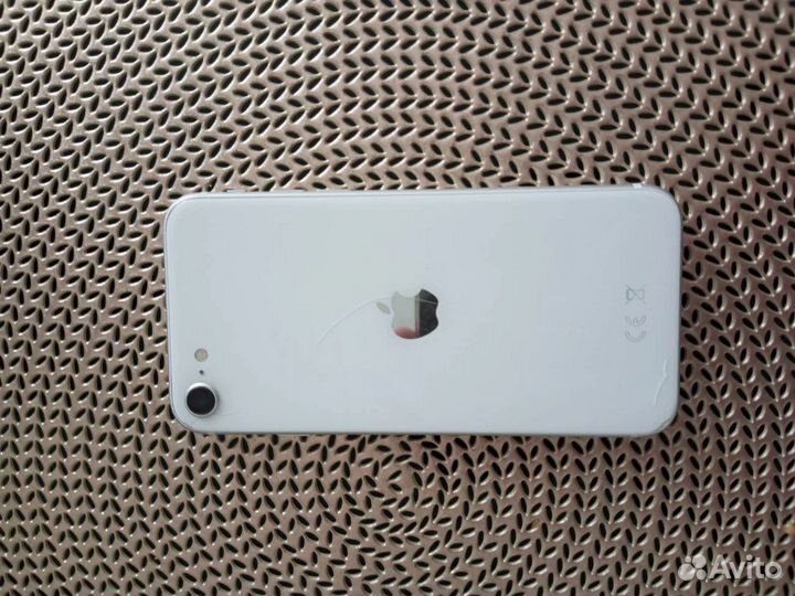 Продаю iPhone se2020