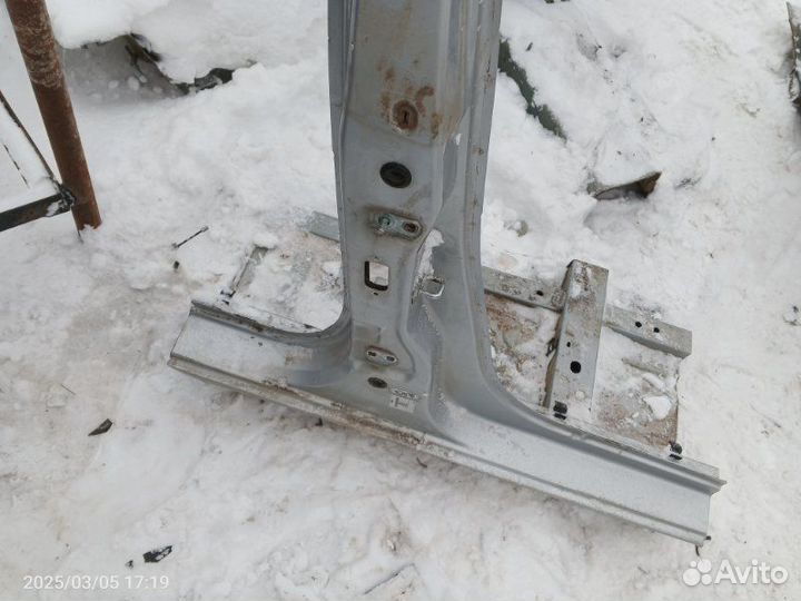 Центральная стойка кузова правая Renault Megane