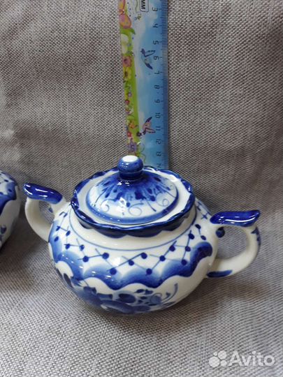 Чайник и сахарница