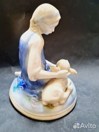 Фарфоровая статуэтка- аленушка С козленком. гжель