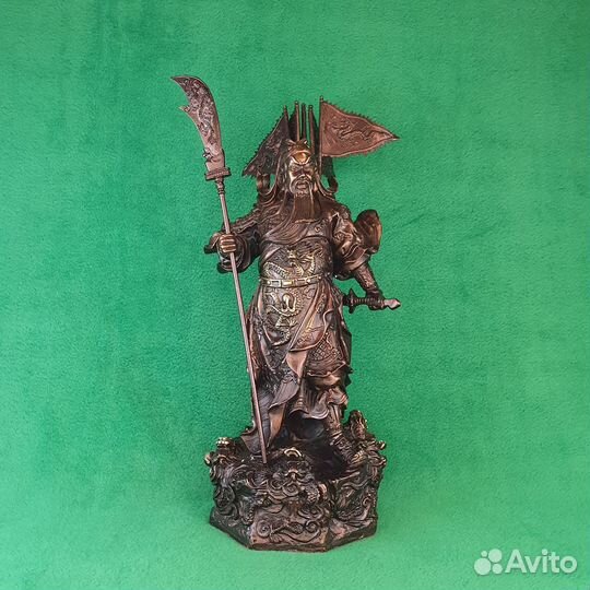 Бронзовая статуэтка Гуань с флагами. Фен-шуй