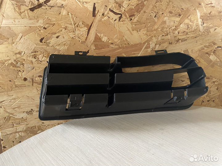 Решетка в бампер левая Vw Golf 4
