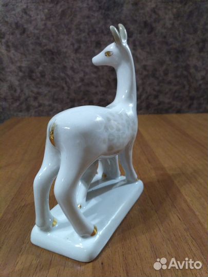 Олениха с олененком. Фарфор. СССР