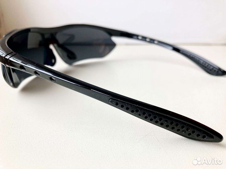 Чёрные спортивные солнцезащитные очки