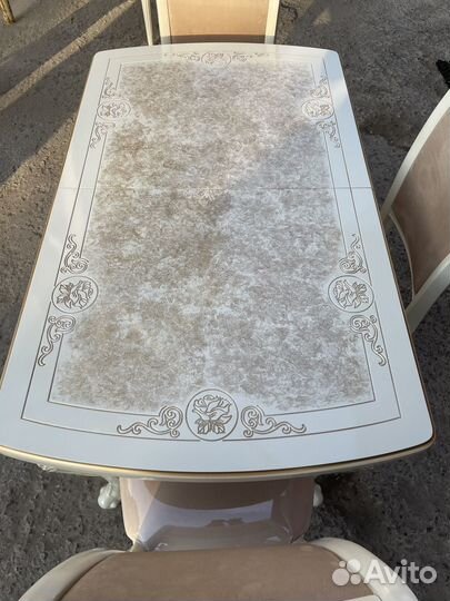 Стол и стулья