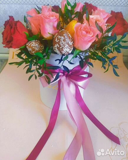 Букет из клубники в шоколаде и роз