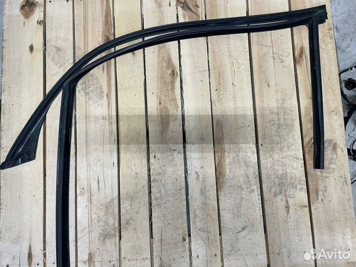 Уплотнитель стекла двери передний левый Bmw 530D