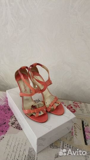 Летние сандалии