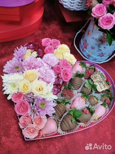 Клубника в шоколаде с цветами