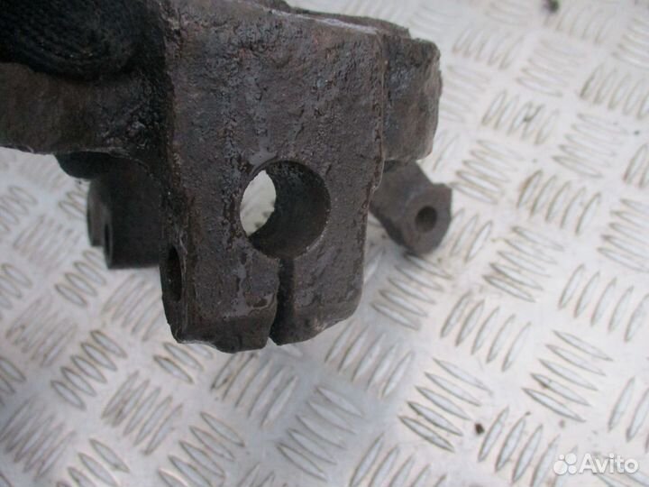 Кулак поворотный передний правый Мицубиси Галант 8