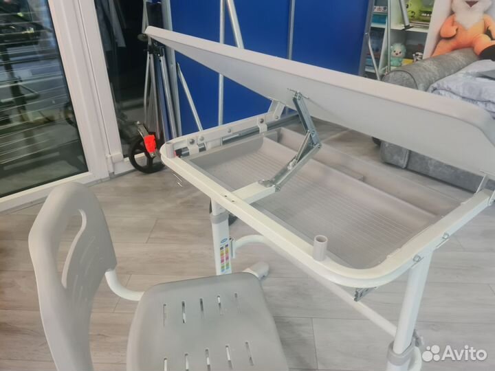 Продаю парту и стул покупали 1.5 года назад