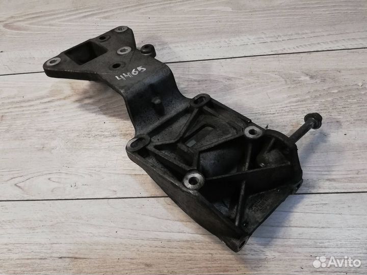 Кронштейн генератора Original Volvo S40, C30, C70