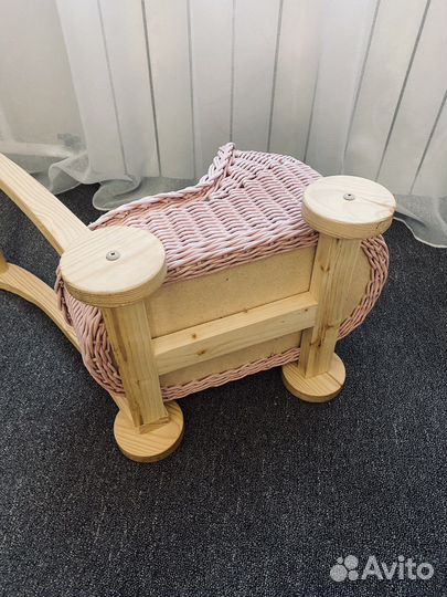 Детская коляска из ротанга