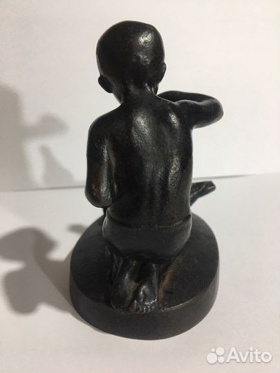 Каслинское литьё мальчик кормит голубей