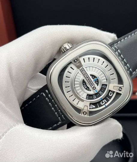 Красивые мужские часы SevenFriday