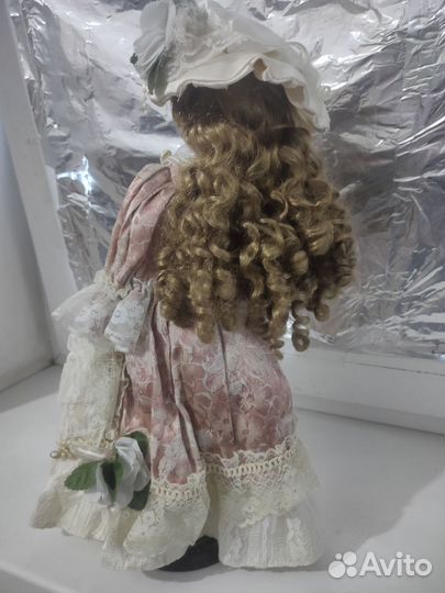 Кукла фарфоровая