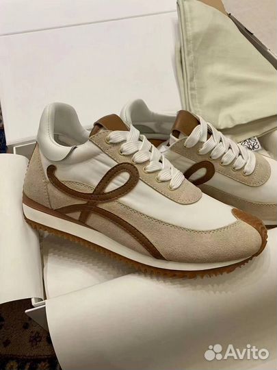 Женские кроссовки loewe