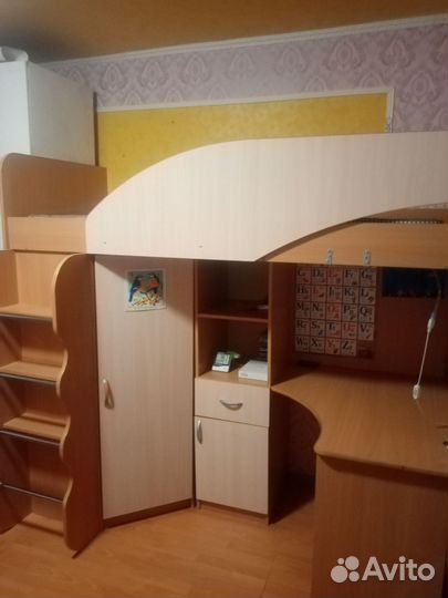 Детская кровать чердак со столом и шкафом