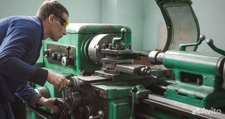Токарь универсал в мастерскую Вахта