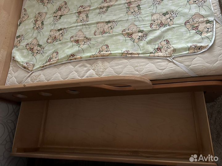 Деревянная детская кровать в виде корабля