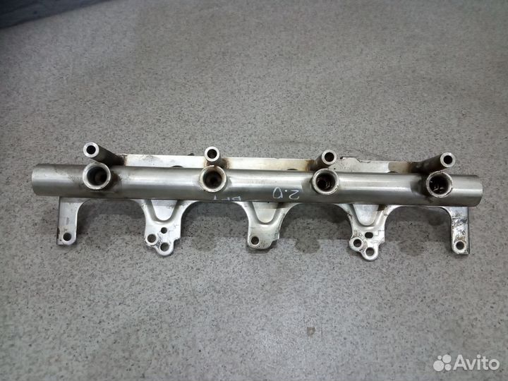 Топливная рампа с датчиком WV Passat B6 2.0 tfsi