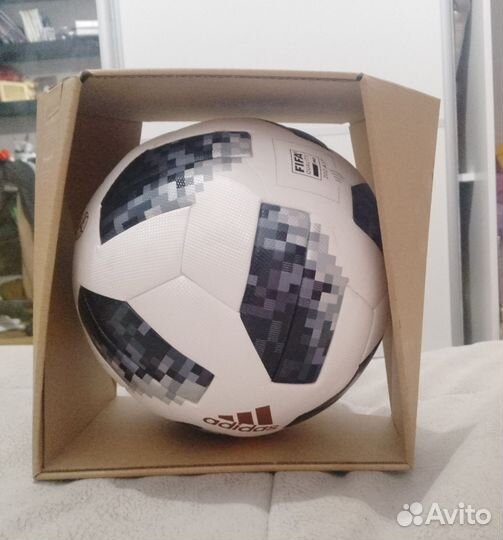 Футбольный мяч adidas 2018