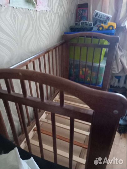 Детская кроватка с продольным маятником