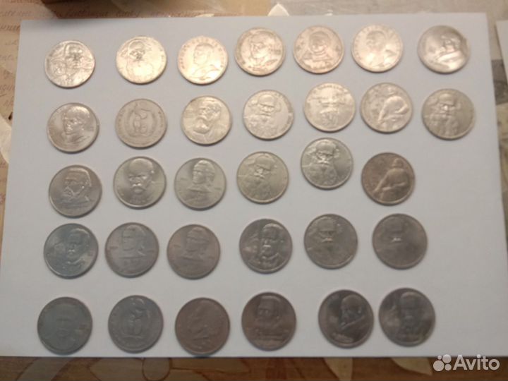 Очень много коллекционных монет