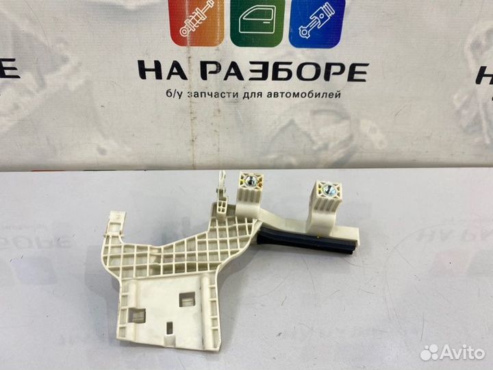 Направляющая стекла двери передняя правая Hyundai