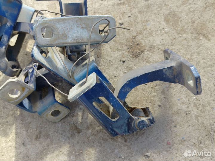 Петля двери багажника LADA Largus