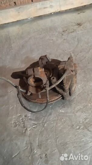 Кулак передний правый Citroen Xsara Picasso 2003