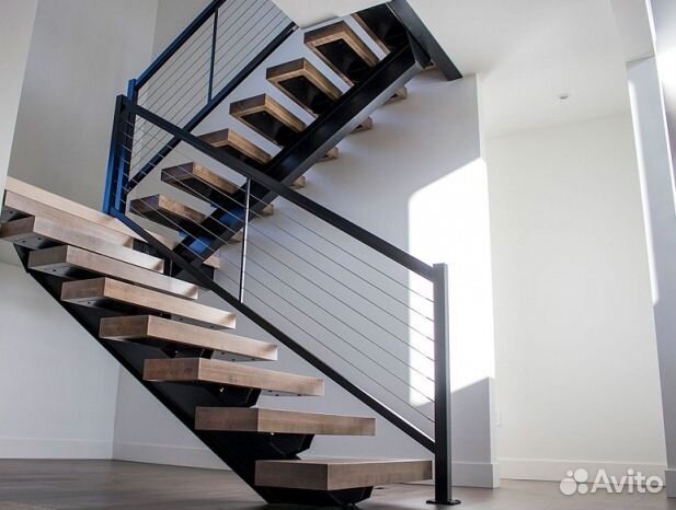Металлический Каркас Лестницы на Ломанном Косоуре