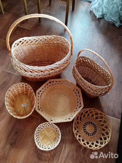Плетеные корзинки, тарелки, сумка
