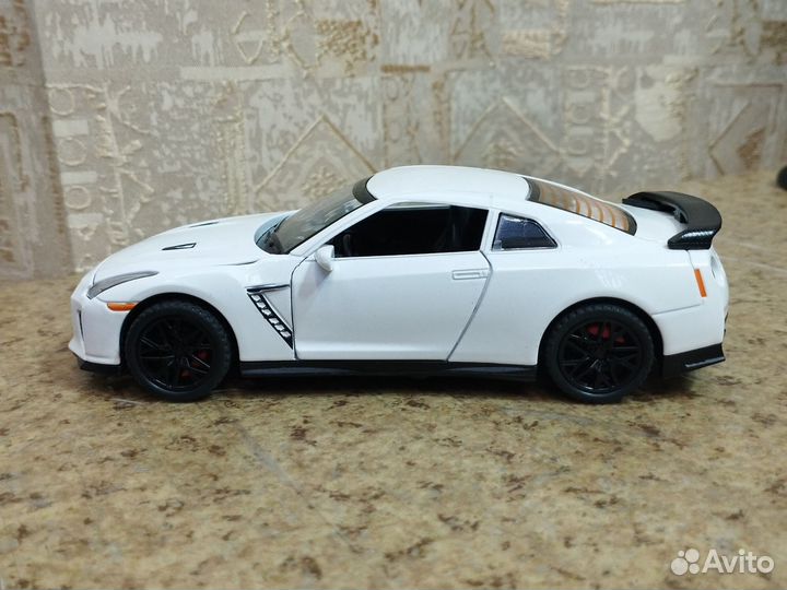 Модель автомобиля Nissan GTR масштаб 1:32