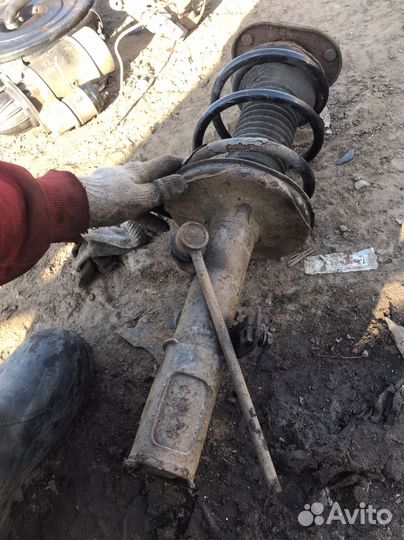 Передняя левая стойка toyota corolla verso