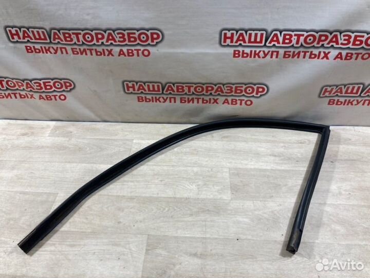 Уплотнитель стекла двери передний левый Datsun