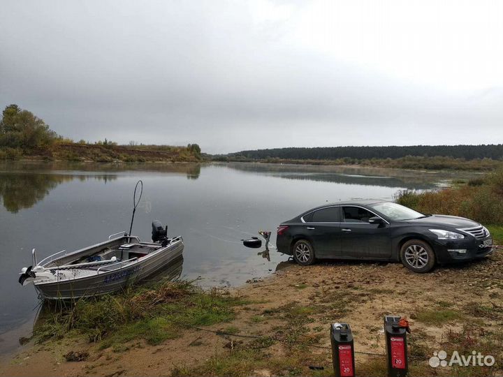 Лодка с мотором и прицепом