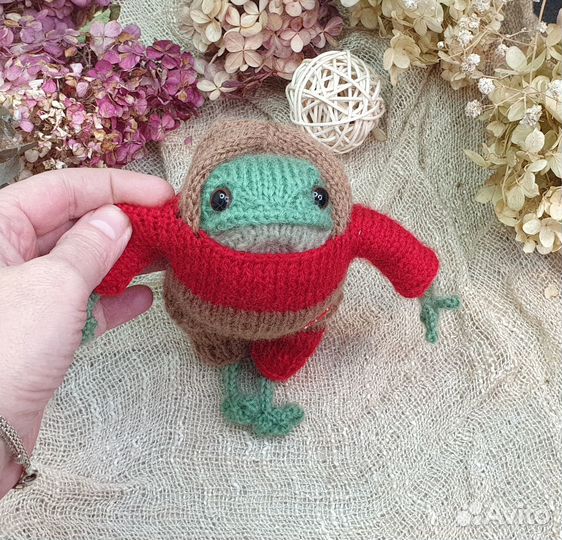 Вязаная Лягушка как в Пинтерест в красном костюме