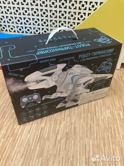 Робот динозавр на пульте управления