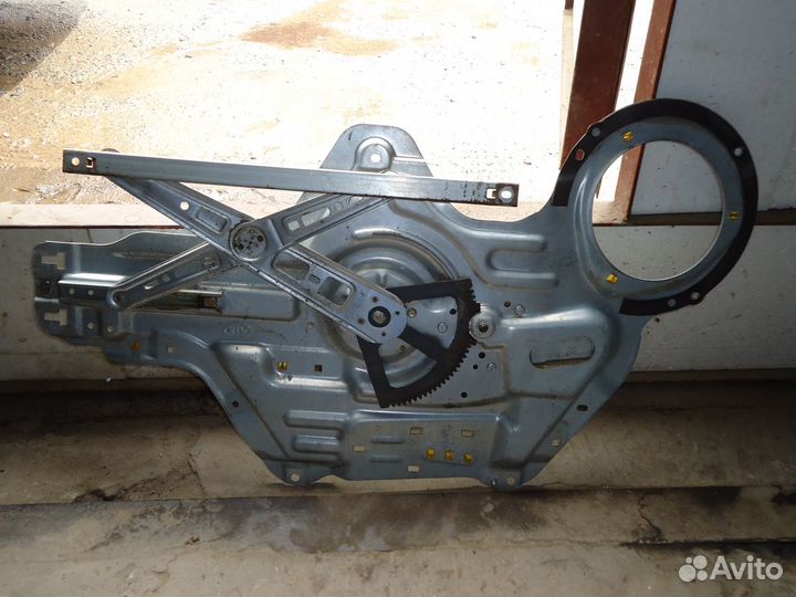 Стеклоподъемник передний левый Серато 2004-2008