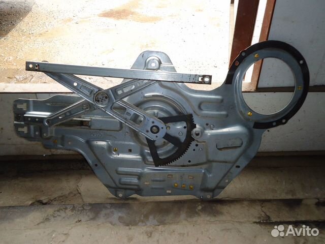 Стеклоподъемник передний левый Серато 2004-2008