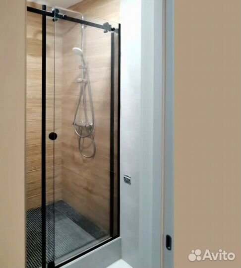 Перегородки из стекла в ванную с дизайном