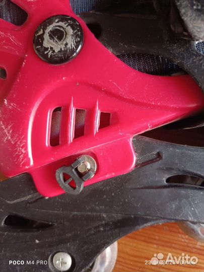 Роликовые коньки и скейтборд