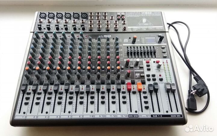 Микшерский пульт Behringer x1832usb