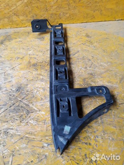 Кронштейн бампера правый Volkswagen Passat B6 BLR