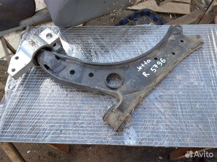 Рычаг подвески передний правый Volkswagen Jetta