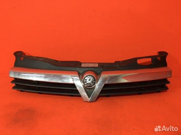 Решетка радиатора передняя Opel Astra H Z16XEP