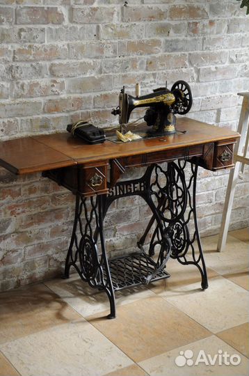 Старинная швейная машинка 