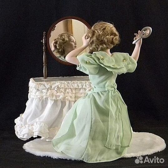 Коллекционная кукла фарфоровая Перед выходом
